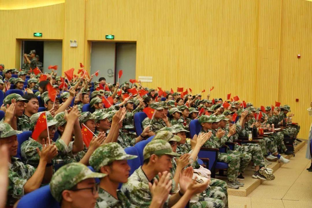 视频｜八旬老人买菜误入高速收费站 警方提醒：防走失联系卡随身带